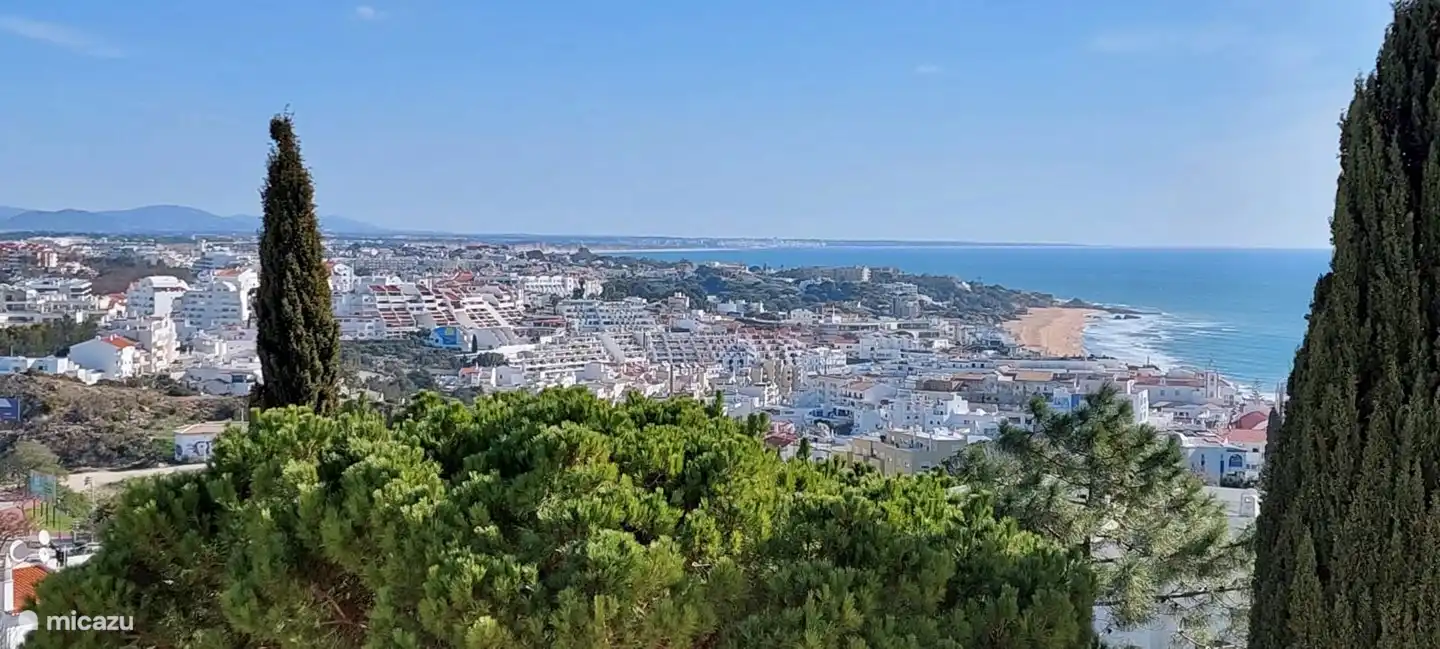 Une superbe vue sur la vieille ville et la mer