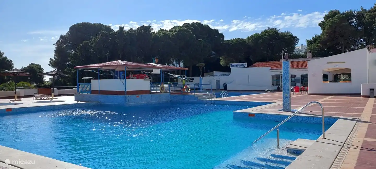 Une grande piscine pour se rafraîchir après un bain de soleil