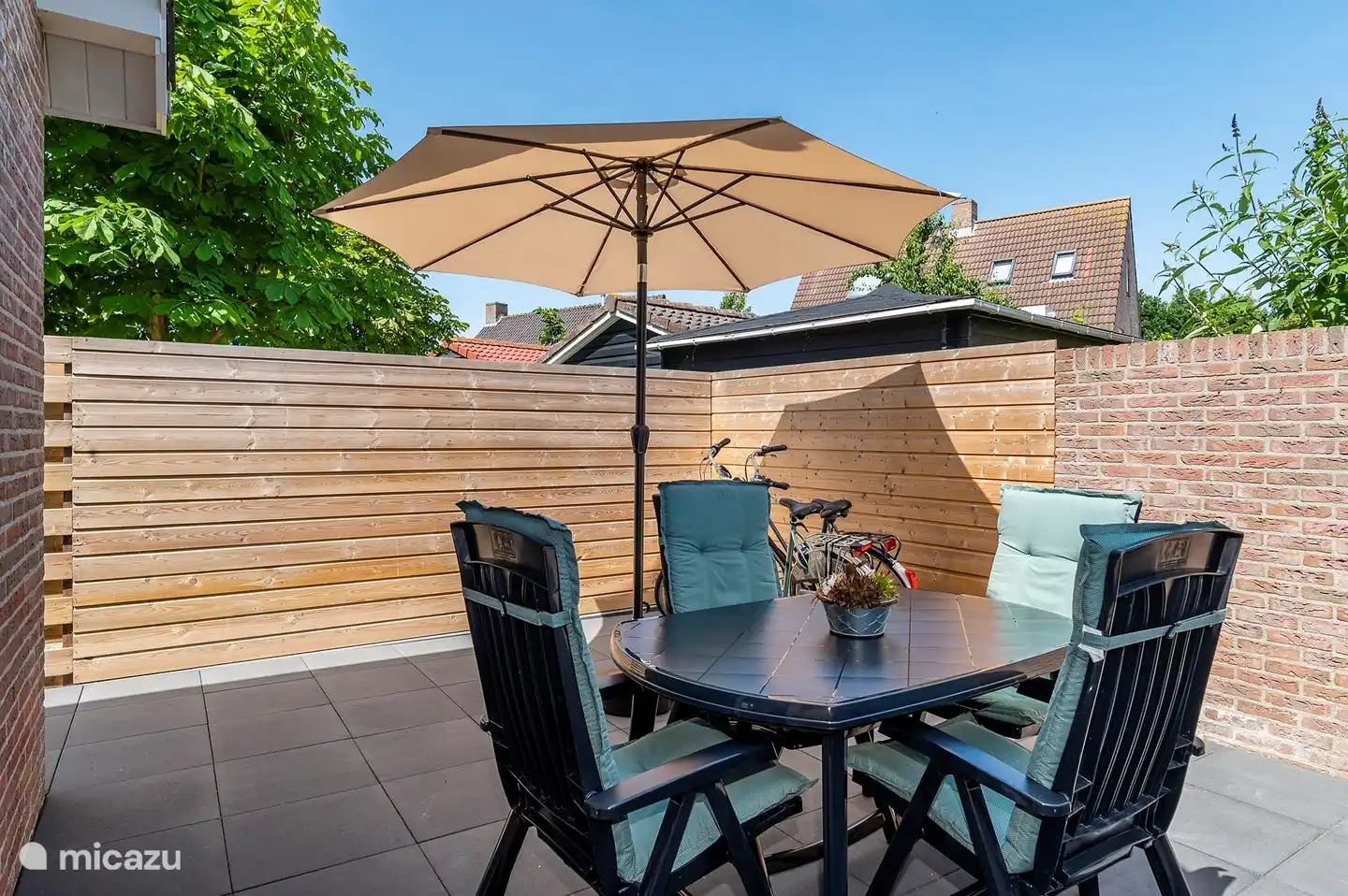 Genießen Sie unter dem Sonnenschirm oder genießen Sie die Sonne auf Ihrer eigenen privaten Terrasse!