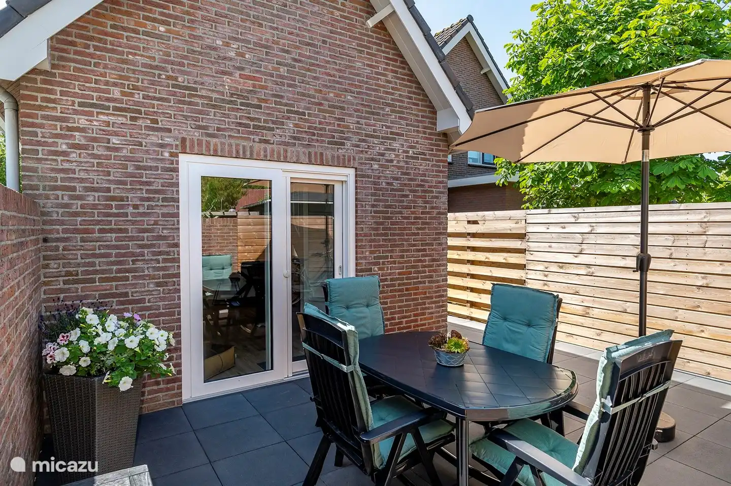 Die Schiebetür bietet Zugang zum Wohnzimmer.