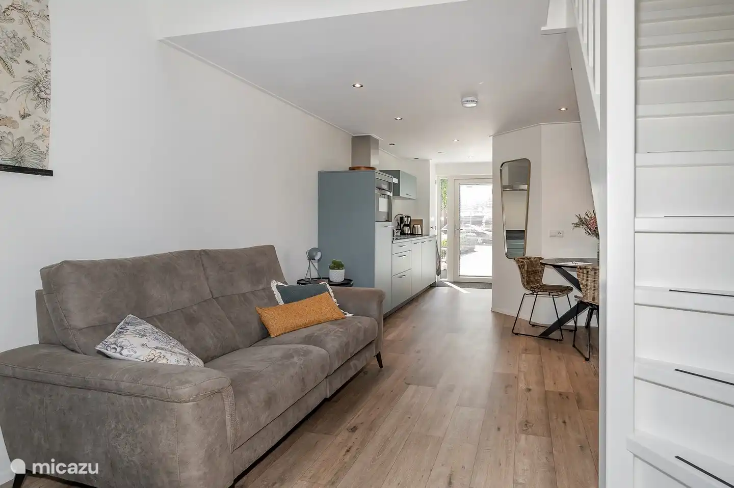 Wohnzimmer mit Treppe zum Boden Ferienhaus 2bijZee