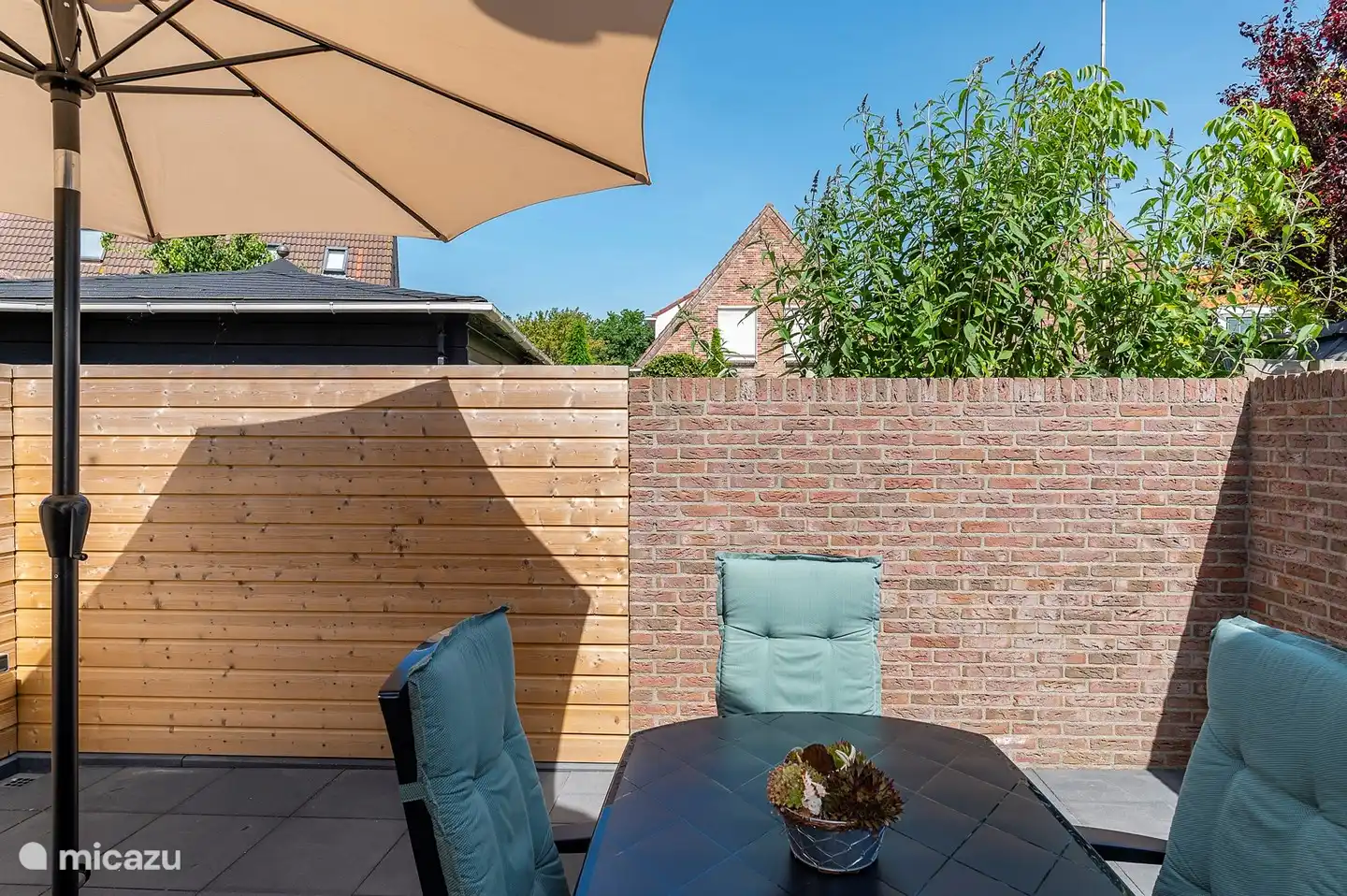 Blick auf die hinteren Nachbarn. Getrennt durch einen tiefen Garten.