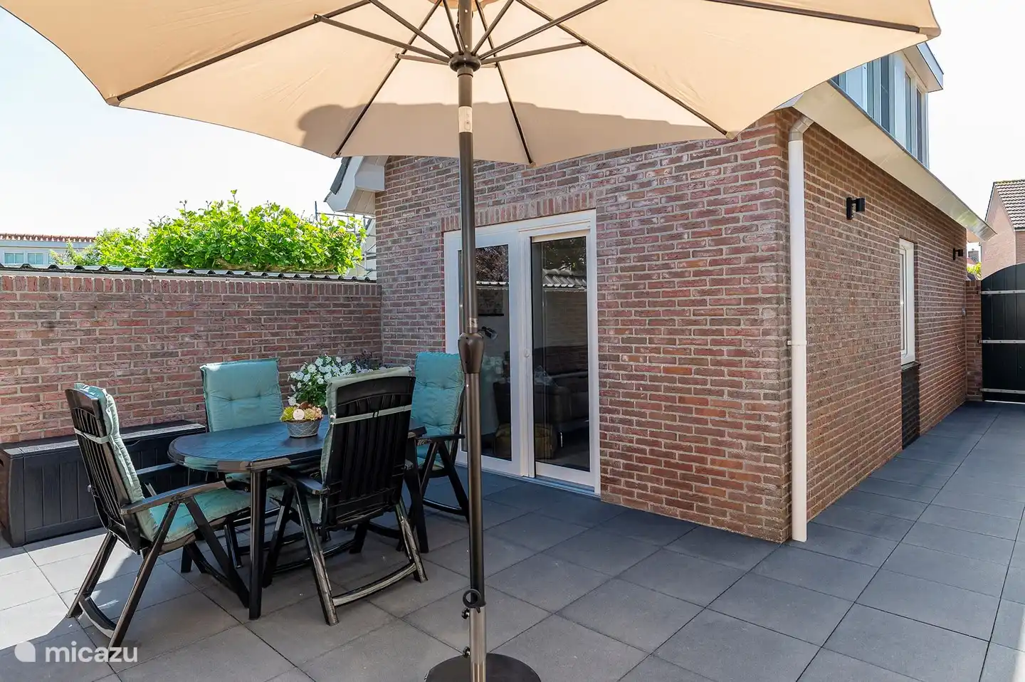 Ein freier Rücken. Das Tor ermöglicht den Zugang zum Parkplatz und Terrasse vor dem Haus.