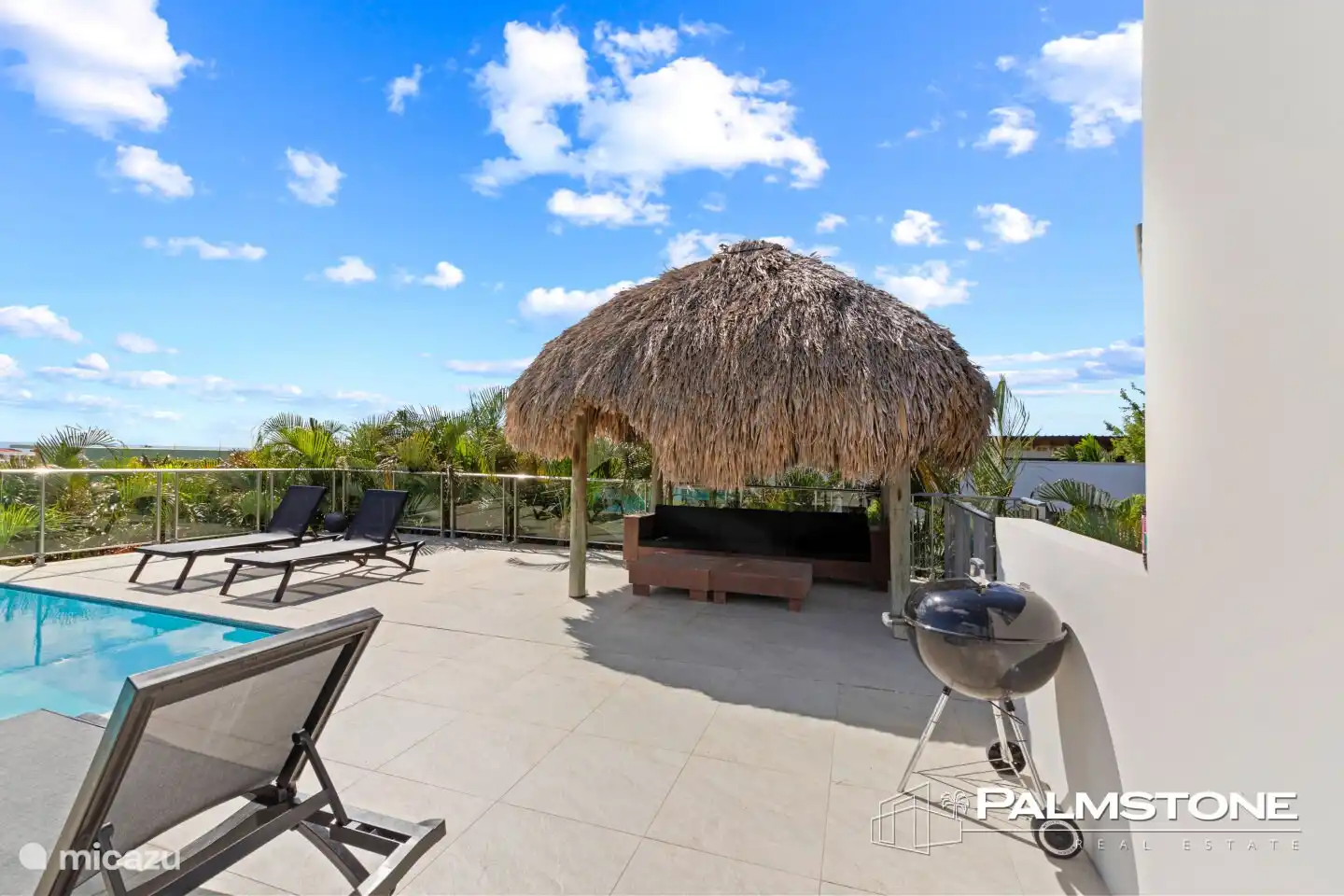 Overdekte rieten kap met zitje