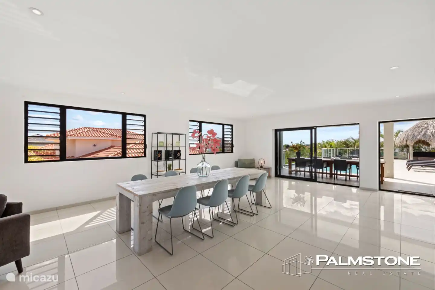 Tafel binnen met 8 stoelen