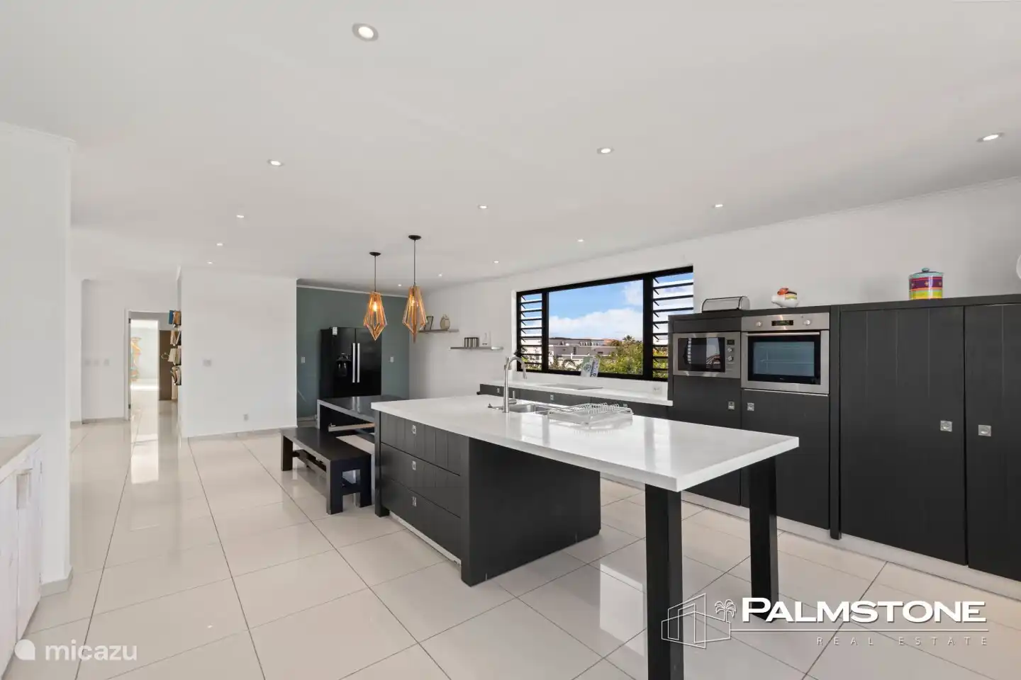 keuken met oven, vaatwasser en gasfornuis