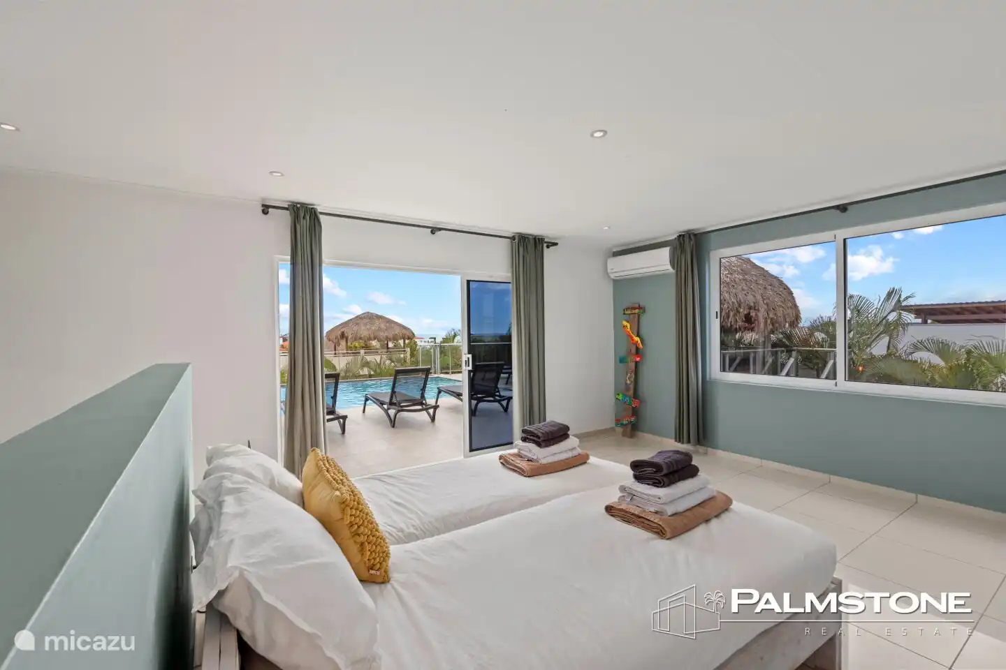 Masterbedroom met uitzicht op het zwembad