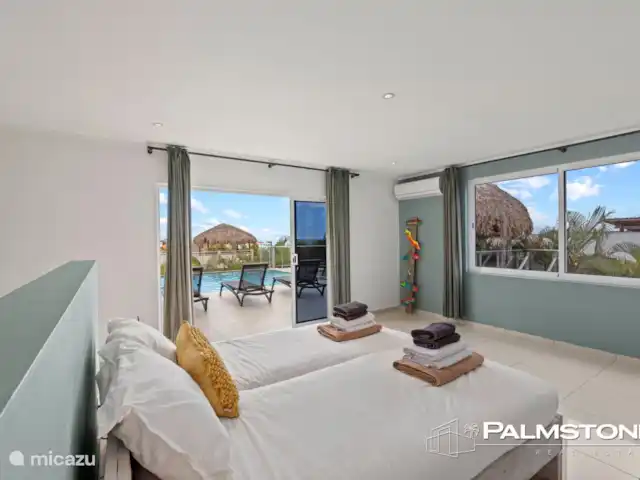 Villa familiar de lujo Grey Noble con vistas al mar en Curazao, Banda Arriba (este), Jan Thiel - villa Dormitorio principal con vista a la piscina