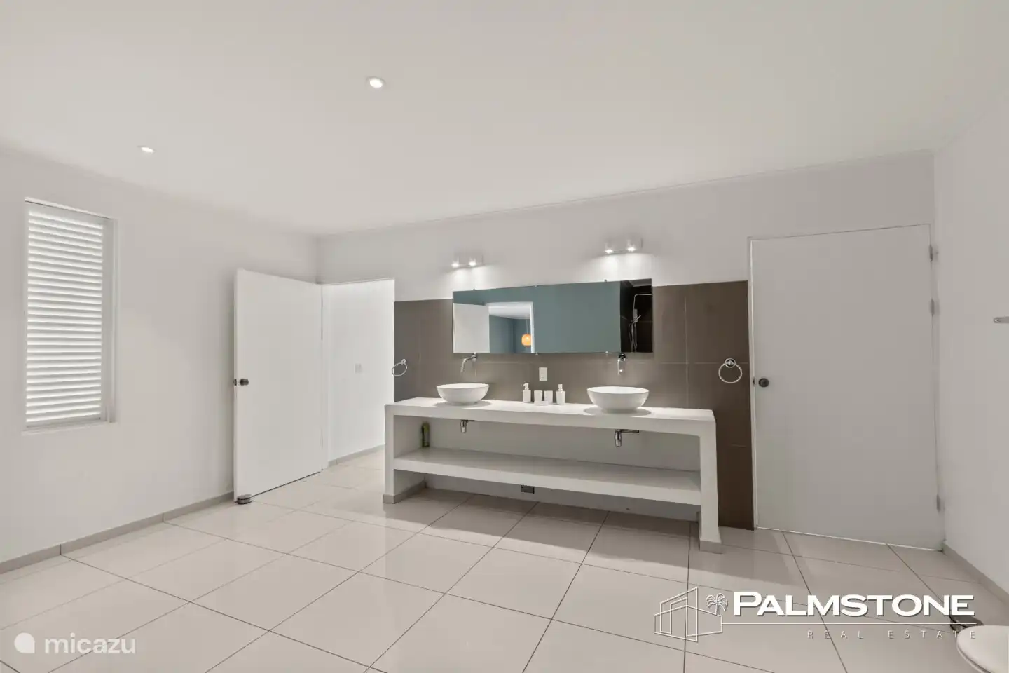 eerste badkamer behorende bij de Masterbedroom