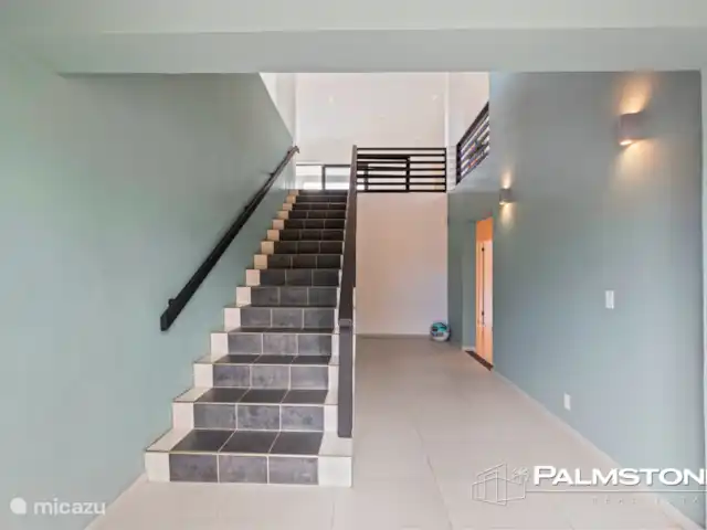 Villa familiar de lujo Grey Noble con vistas al mar en Curazao, Banda Arriba (este), Jan Thiel - villa El pasillo conduce a la sala de estar en la planta superior y a los dormitorios en la planta baja