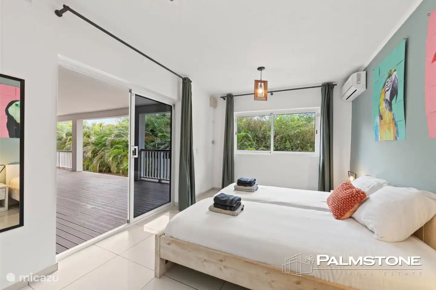 slaapkamer 2 met openslaande deuren naar de buitenruimte beneden