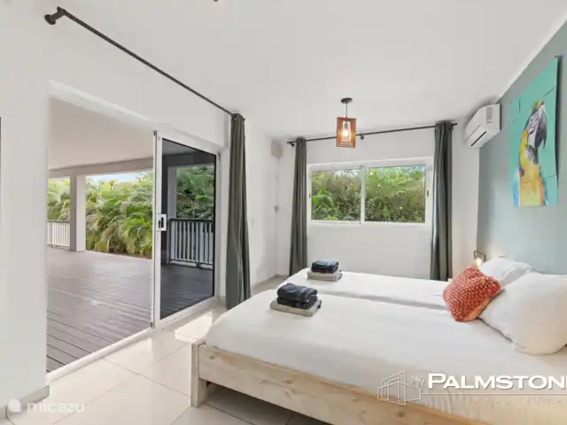 Villa familiar de lujo Grey Noble con vistas al mar en Curazao, Banda Arriba (este), Jan Thiel - villa Dormitorio 2 con puertas que dan a la zona exterior de la planta baja