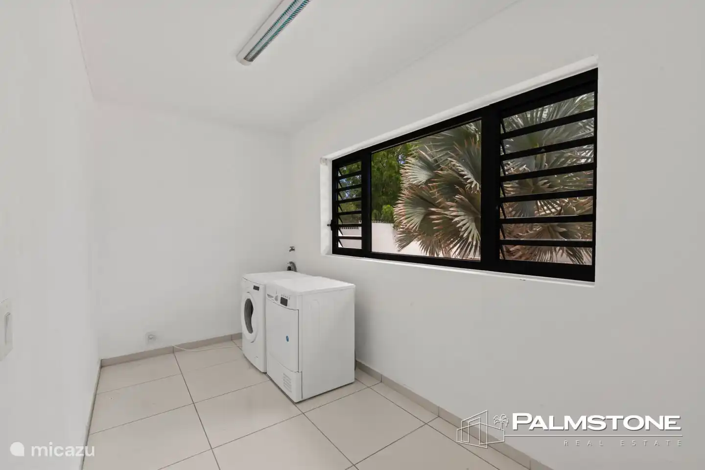 wasruimte met wasmachine en doger