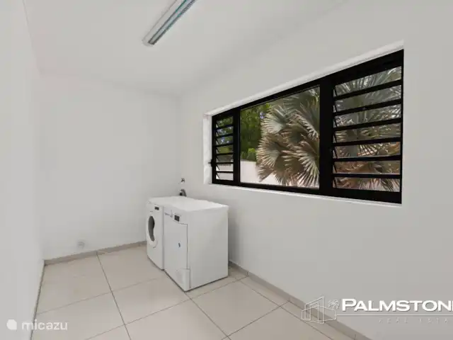 Villa familiar de lujo Grey Noble con vistas al mar en Curazao, Banda Arriba (este), Jan Thiel - villa Lavadero con lavadora y perrito