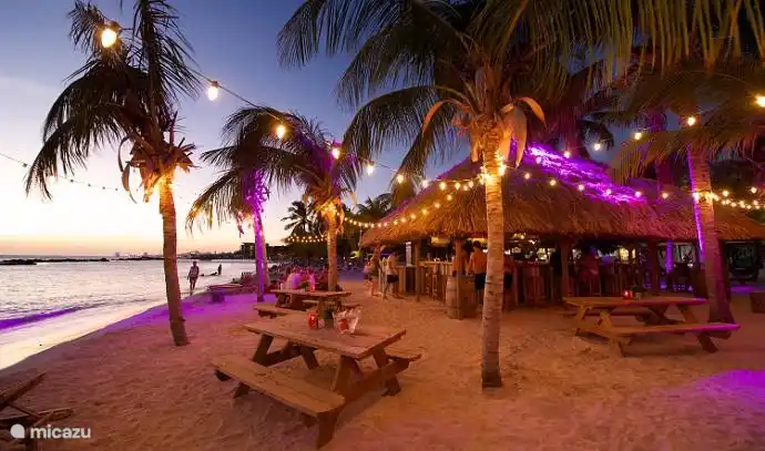 Mambo beach in de nacht