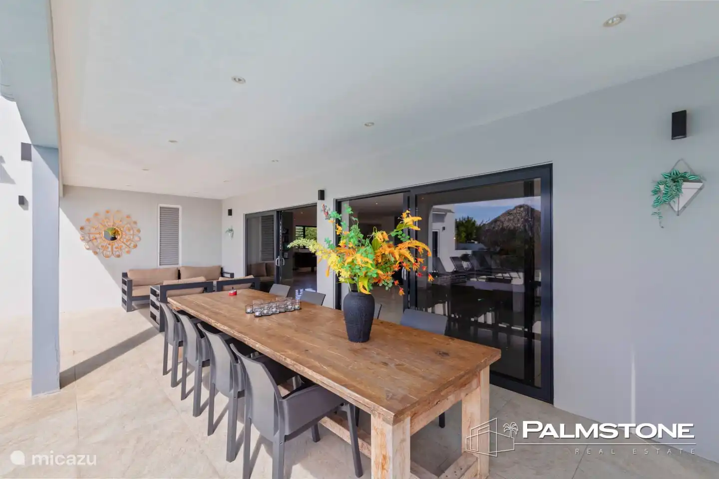 Tafel buiten met 8 zitstoelen