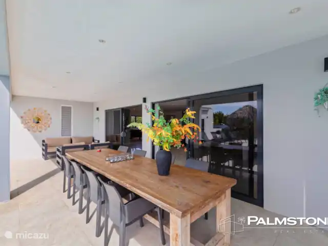 Villa familiar de lujo Grey Noble con vistas al mar en Curazao, Banda Arriba (este), Jan Thiel - villa Mesa de exterior con 8 sillas