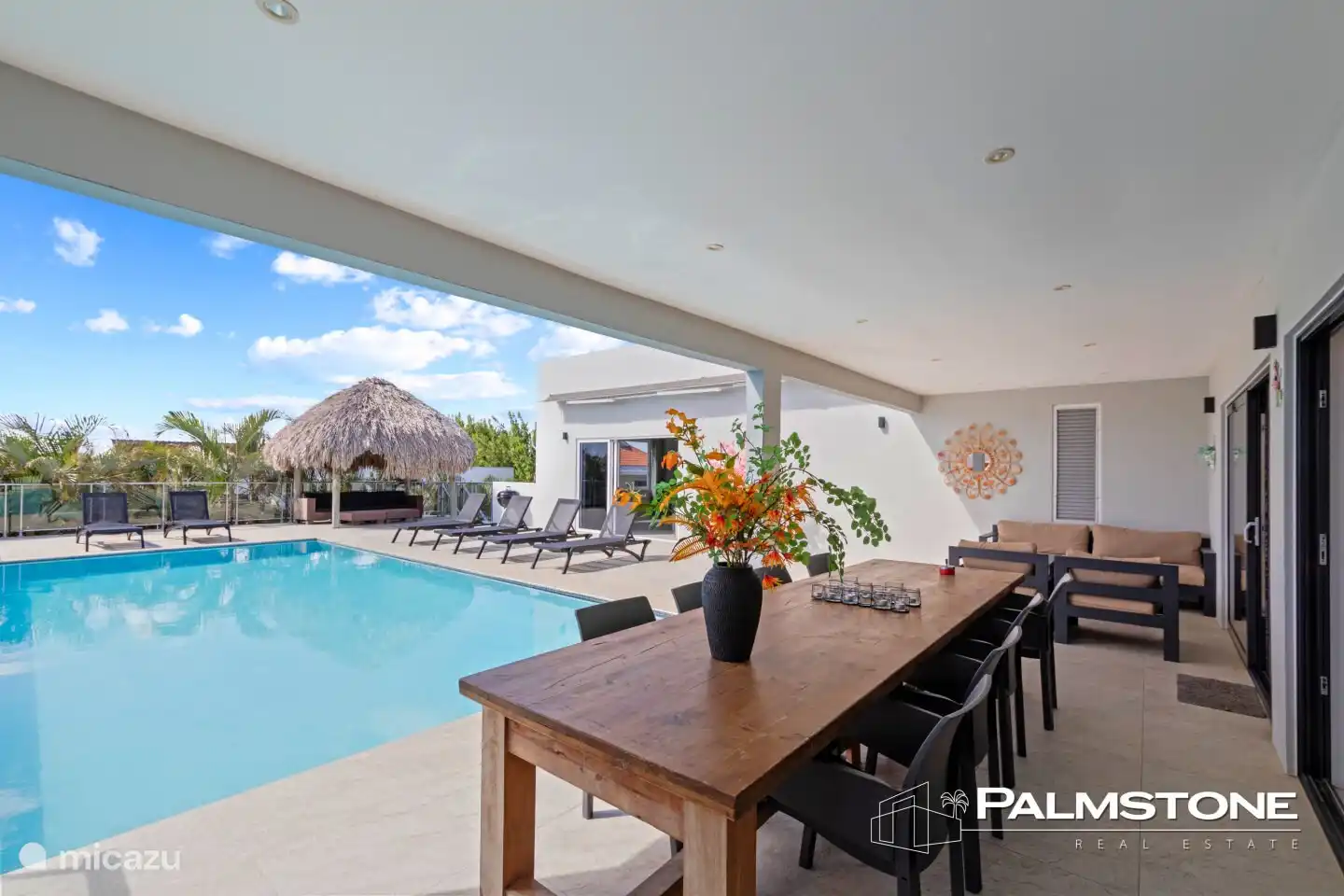 Tafel buiten met 8 stoelen