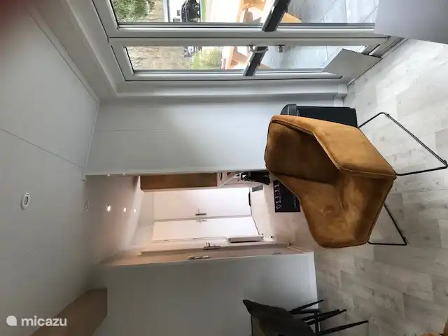 Woonkamer met twee openslaande deuren 