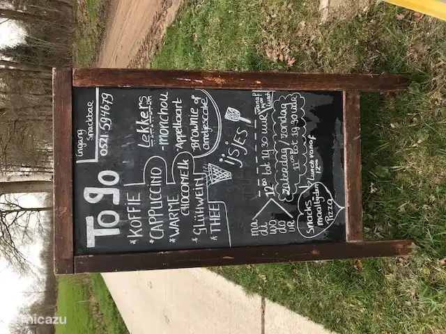 Het restaurant is geopend op het park 