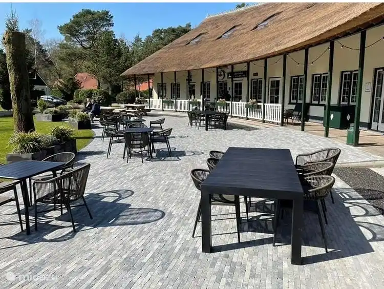 het vernieuwde terras voor het restaurant en snackbar