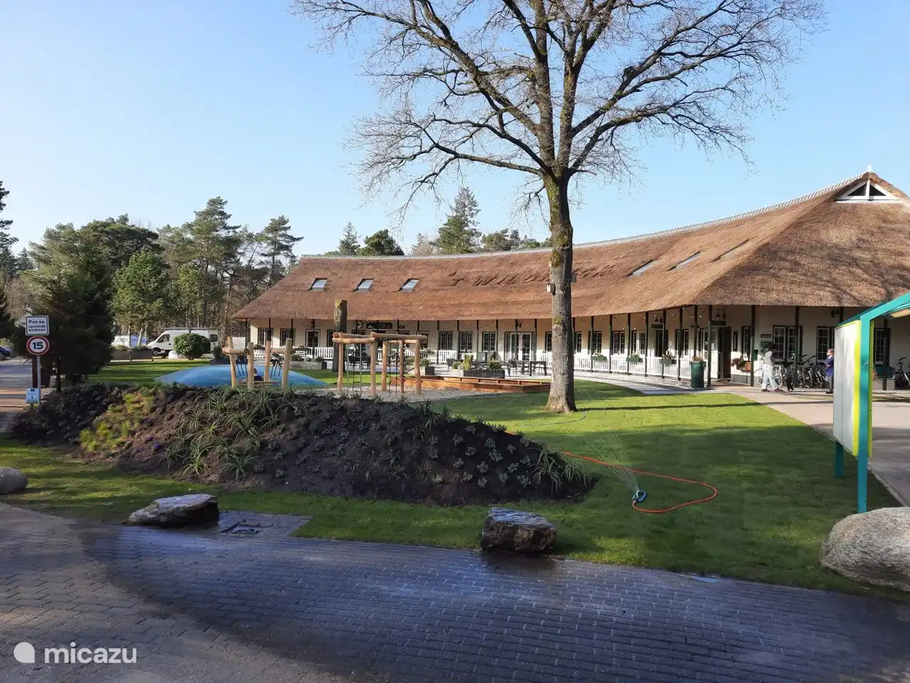 vernieuwd terras met vernieuwde speel toestellen (2022)