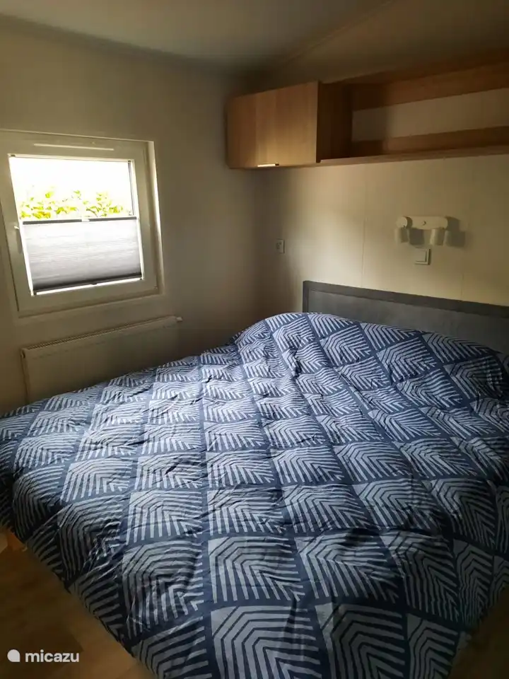 Slaapkamer met 2 persoons bed 