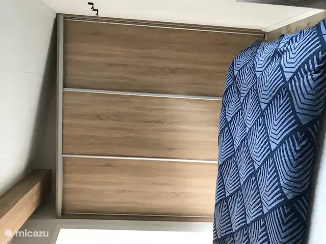 Slaapkamer met 2 persoons bed en schuifwandkast 