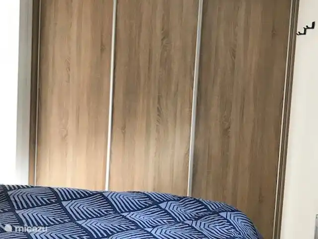 Vue forêt 2 | Pays-Bas, Drenthe, Diever - chalet Chambre avec lit double et armoire coulissante