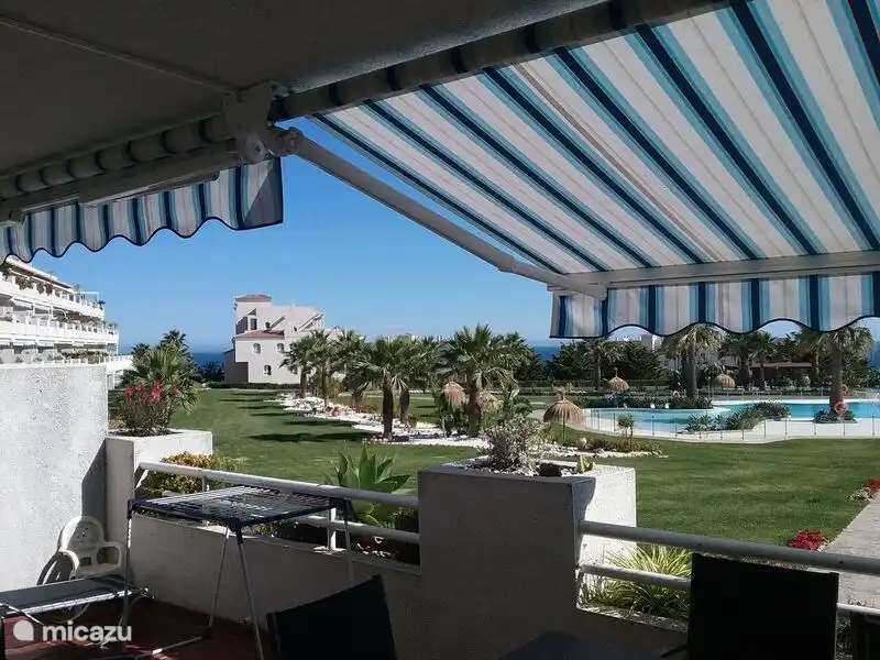 Blick auf den Garten und das Meer von unserer Terrasse