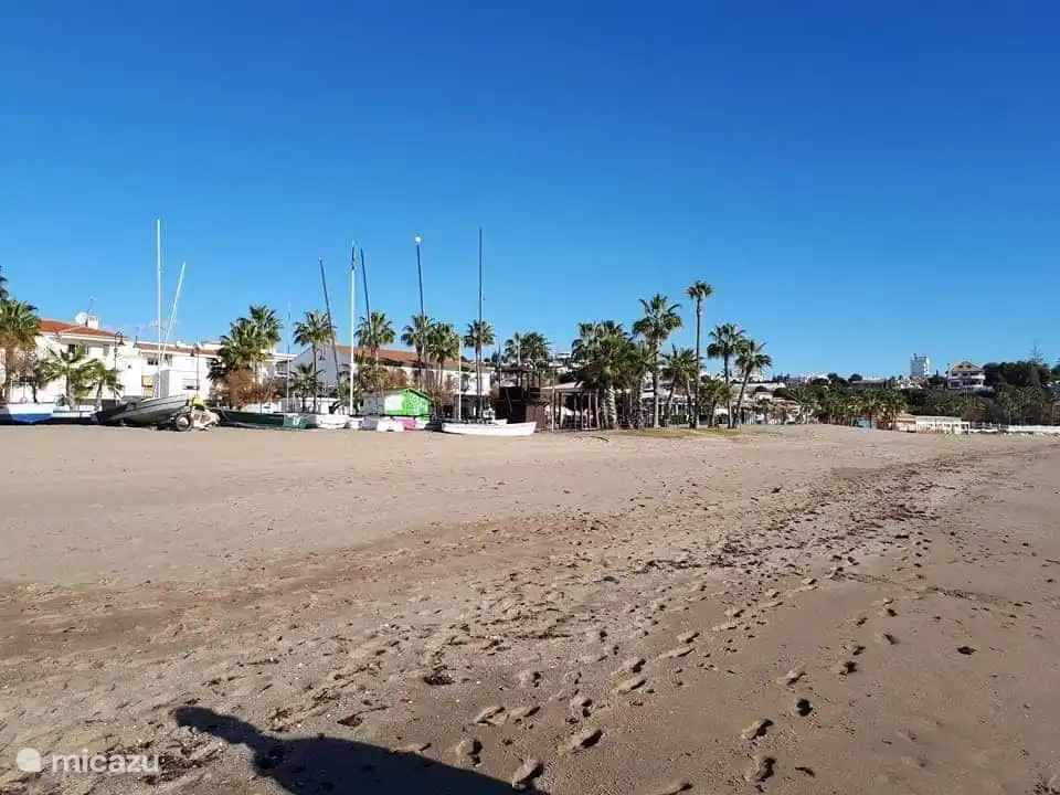 der größere Sandstrand in la Cala de Mijas (5 Autominuten)