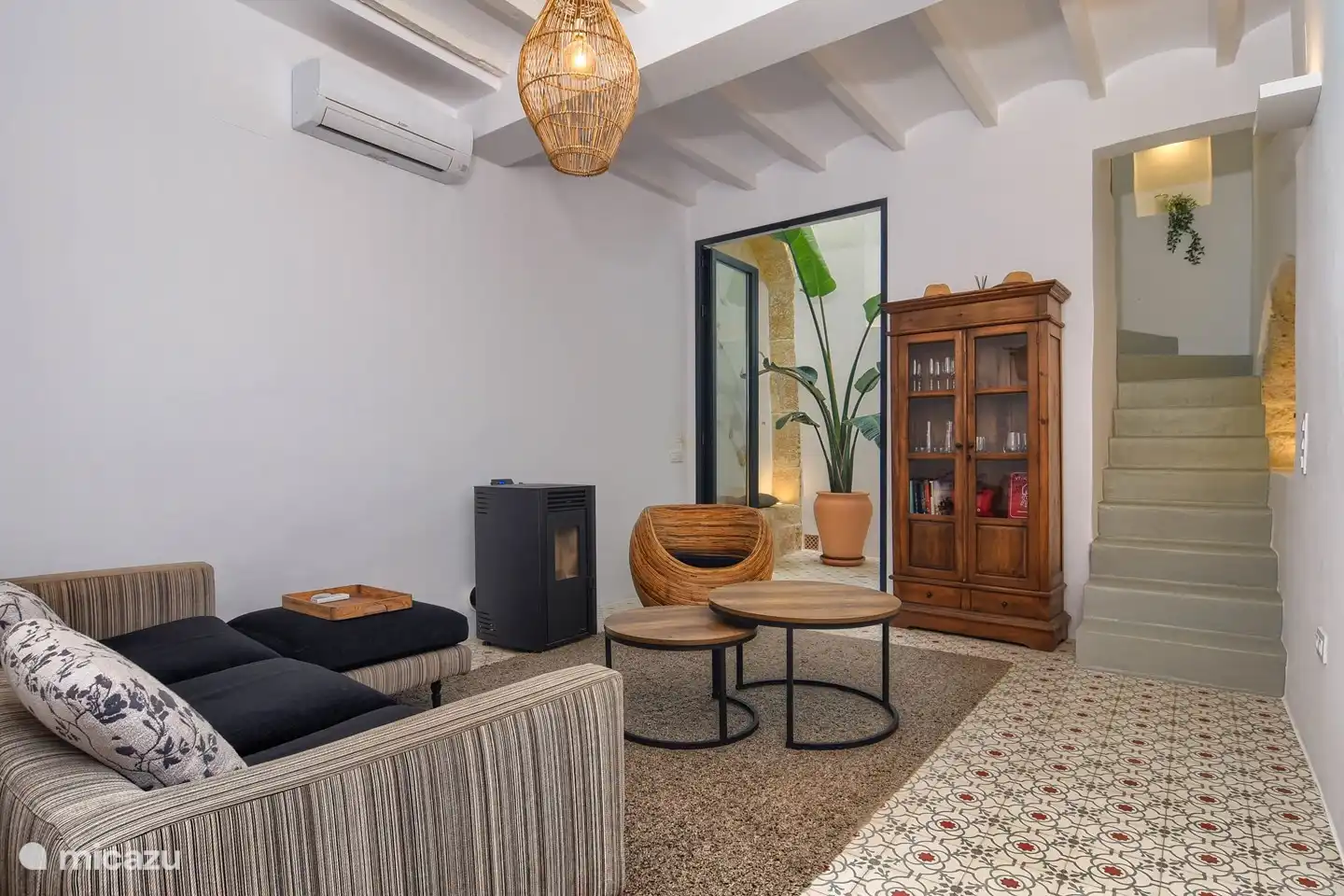 Sal&#243;n con acceso a un peque&#241;o patio. Aqu&#237; tambi&#233;n hay una sala de lavander&#237;a con lavadora y secadora.