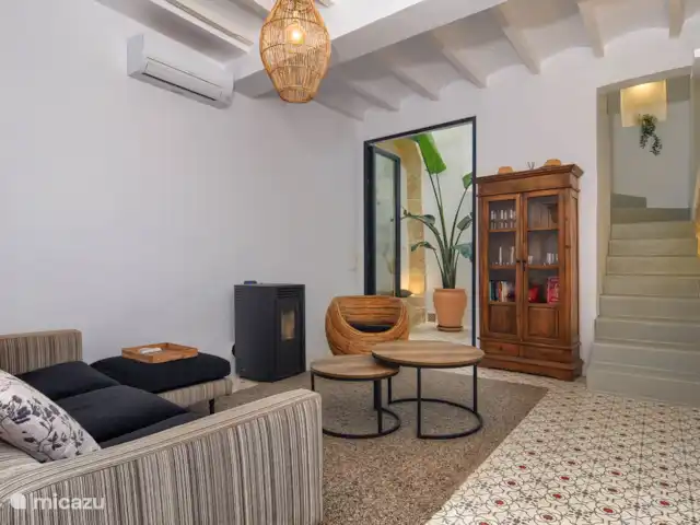 Casa En Grenyo huren in Spanje, Costa Blanca, Jávea - stadswoning Woonkamer met toegang tot een kleine patio. Hier bevindt zich ook een washok met wasmachine en droger.