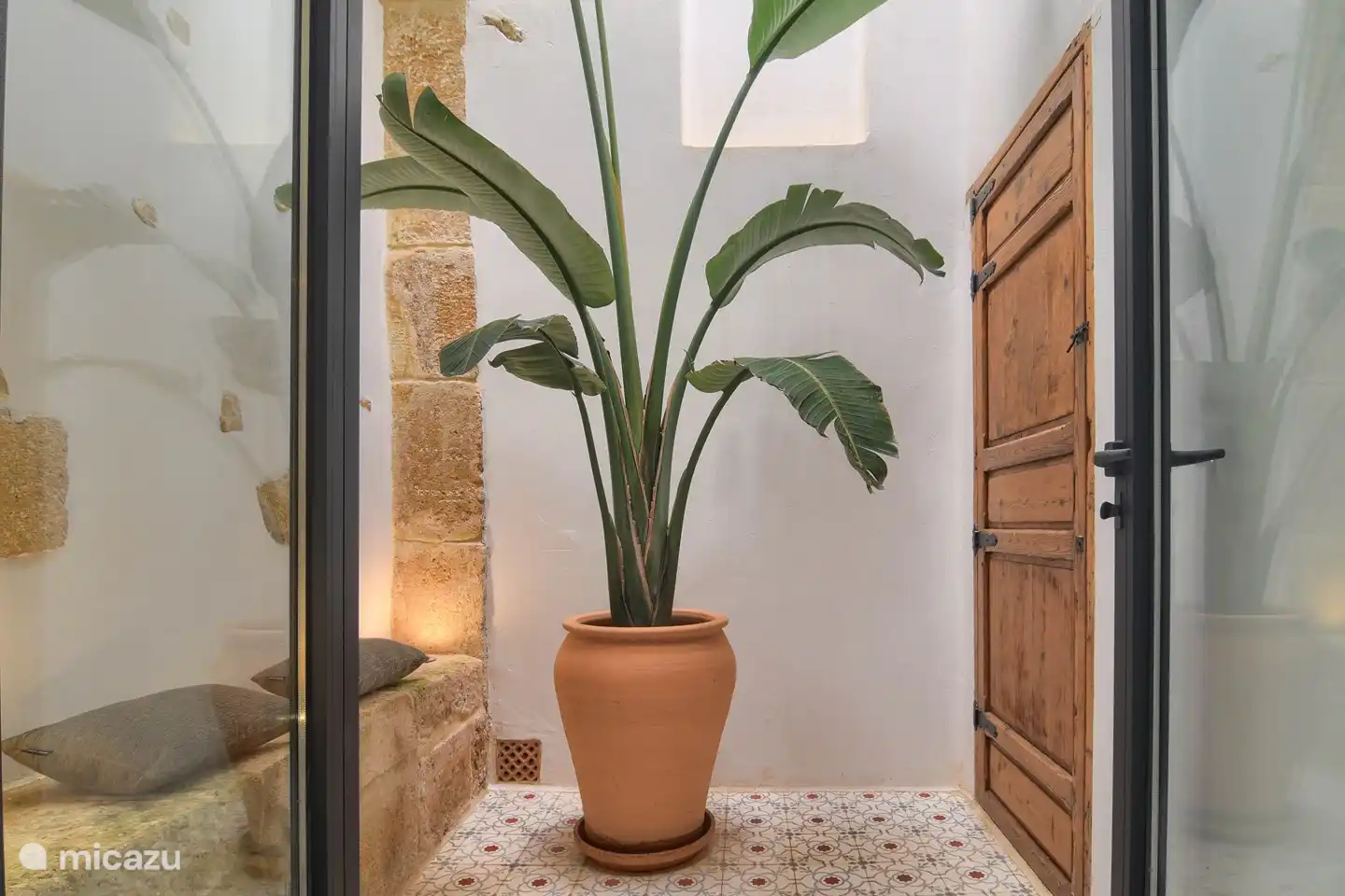 Detr&#225;s de la puerta de madera tambi&#233;n hay un lavadero con lavadora y secadora.