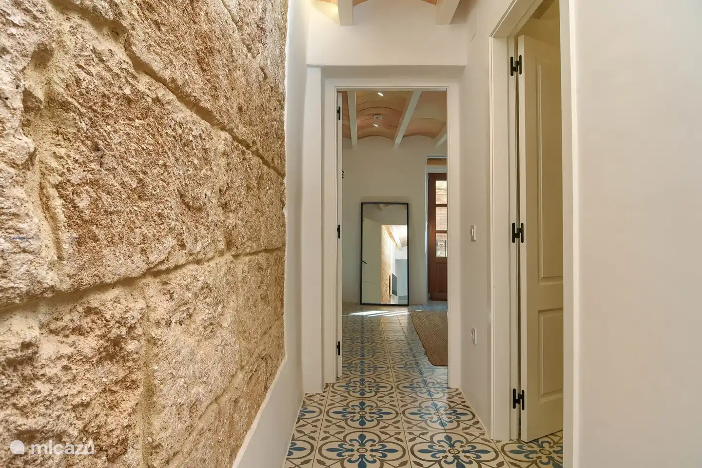 El muro de piedra tosca da calidez al rinc&#243;n de la televisi&#243;n.