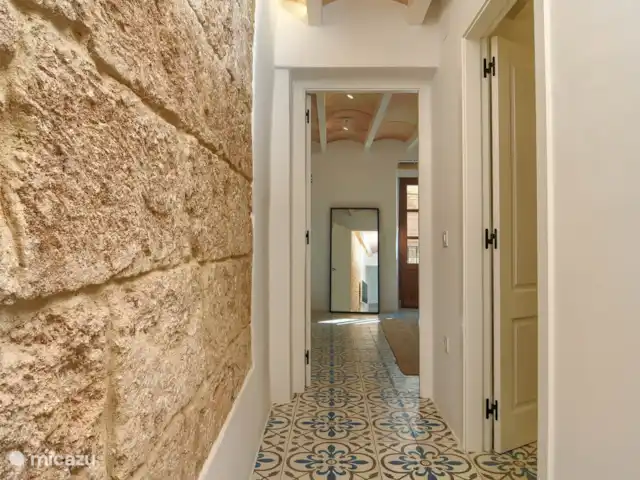 Casa En Grenyo huren in Spanje, Costa Blanca, Jávea - stadswoning De tosca-steen wand geeft warmte aan de televisie-hoek.