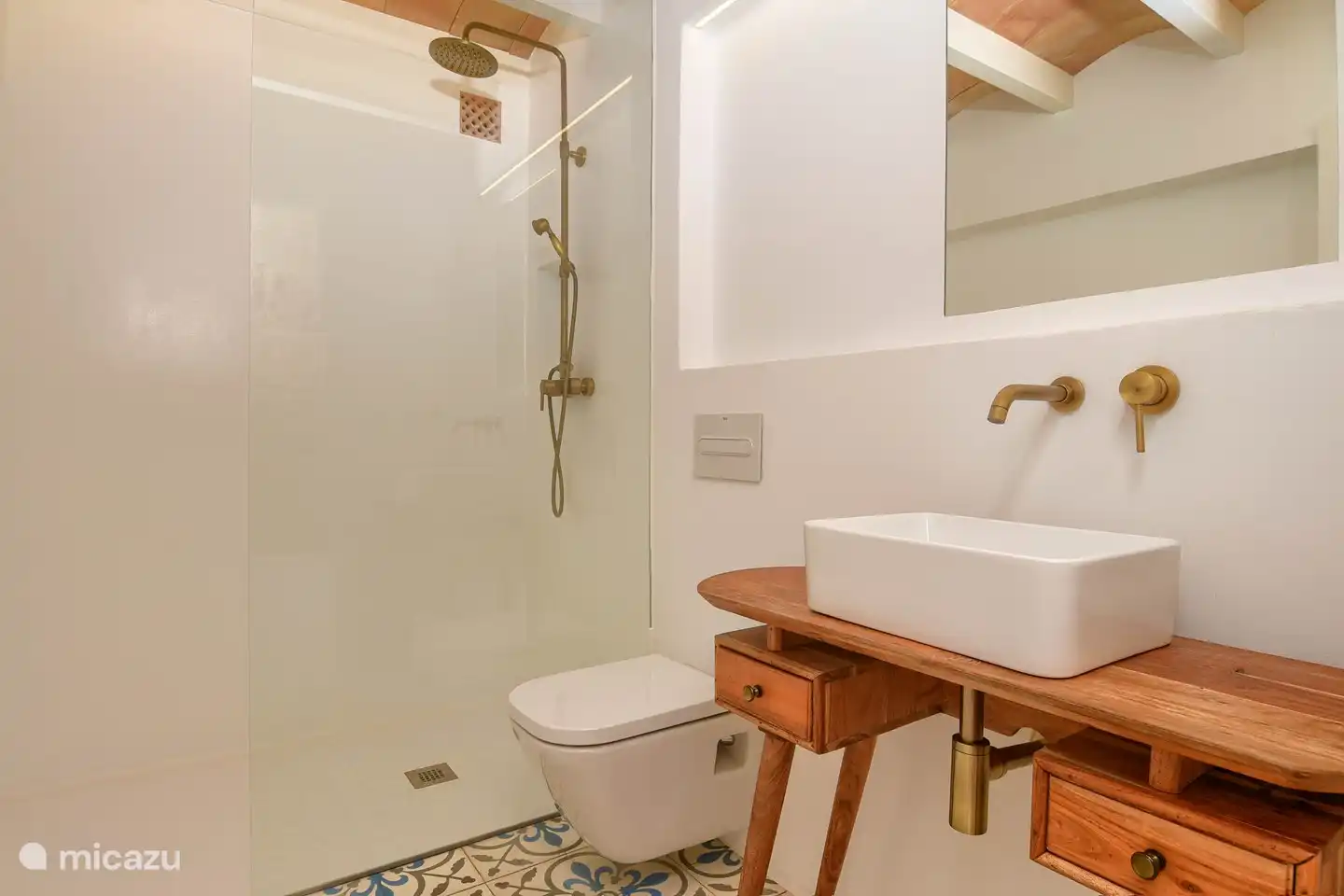 Encantador ba&#241;o en el primer piso con una espaciosa ducha, inodoro y lavabo.