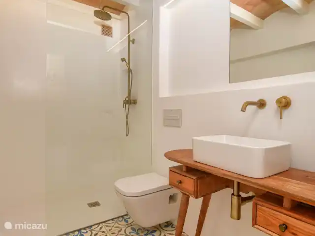 Casa En Grenyo huren in Spanje, Costa Blanca, Jávea - stadswoning Heerlijke badkamer op de eerste verdieping met ruime inloopdouche, toilet en wastafel.