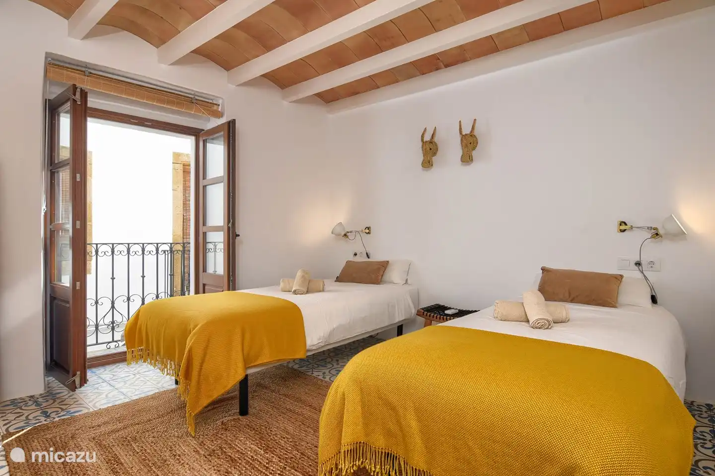 Dormitorio 1 en el primer piso con un peque&#241;o balc&#243;n. Compuesto por 2 camas individuales de 2,00m por 90cm. Con aire acondicionado (fr&#237;o/calor).