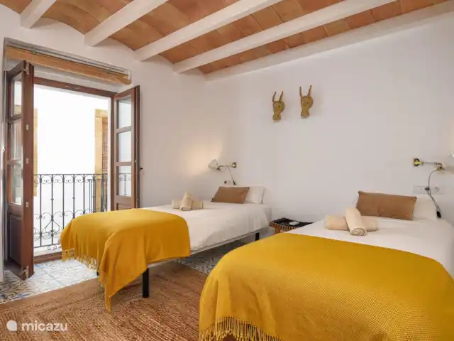 Casa En Grenyo huren in Spanje, Costa Blanca, Jávea - stadswoning Slaapkamer 1 op de eerste verdieping met een klein balkonnetje. Bestaande uit 2 eenpersoonsbedden van 2.00m bij 90cm. Met airconditioning (warmte/koude).