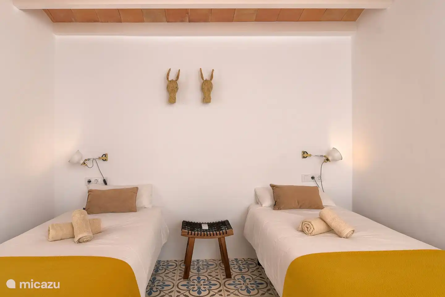 Dormitorio 1 en el primer piso con un peque&#241;o balc&#243;n. Compuesto por 2 camas individuales de 2,00m por 90cm. Con aire acondicionado (fr&#237;o/calor).