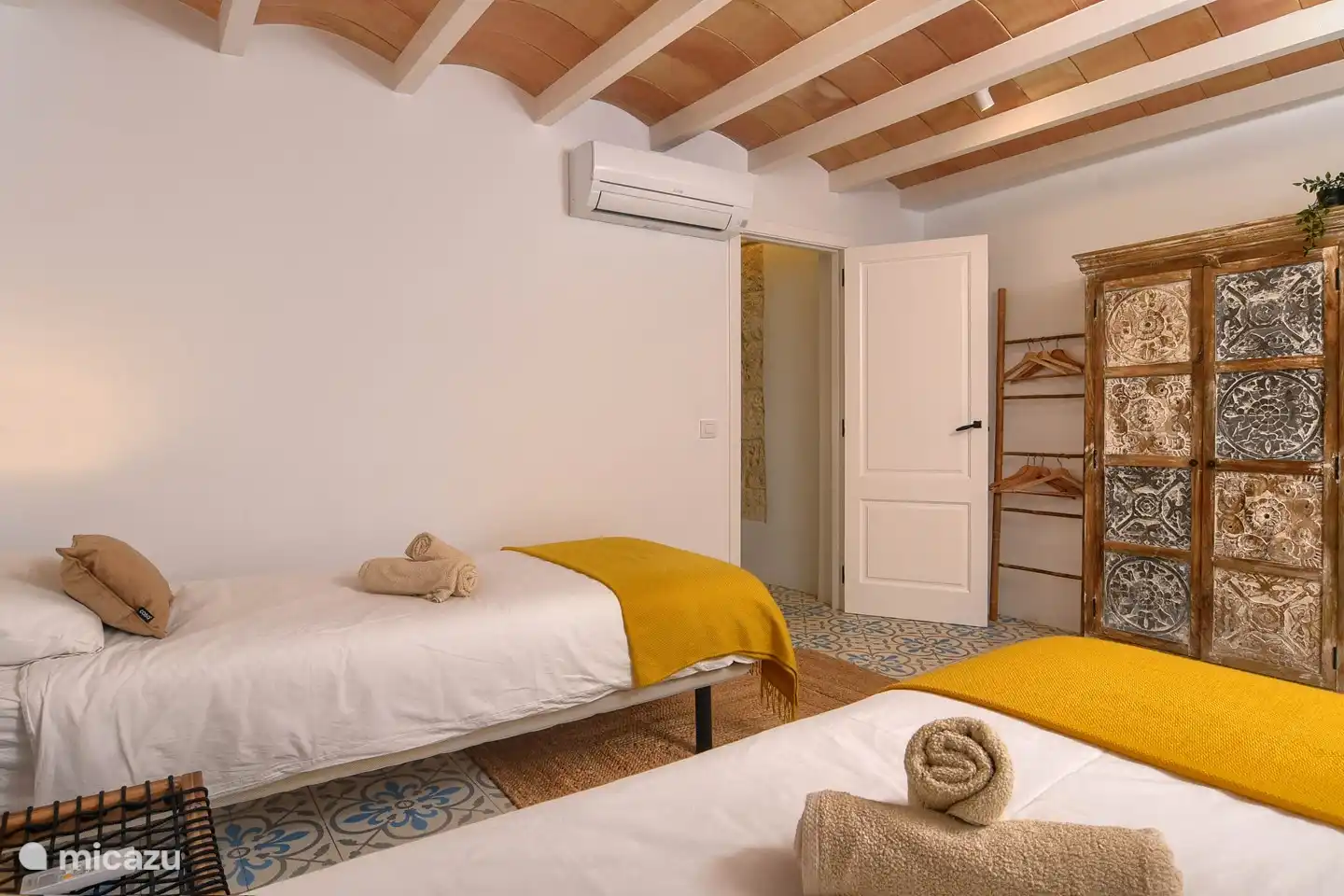 Dormitorio 1 en el primer piso con un peque&#241;o balc&#243;n. Compuesto por 2 camas individuales de 2,00m por 90cm. Con aire acondicionado (fr&#237;o/calor).