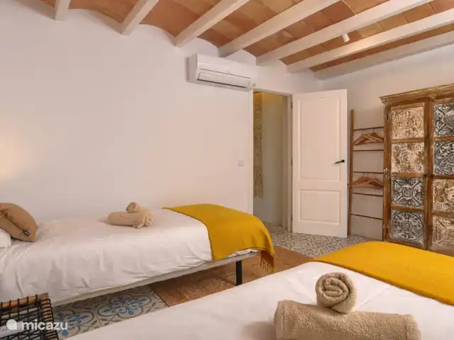 Casa En Grenyo huren in Spanje, Costa Blanca, Jávea - stadswoning Slaapkamer 1 op de eerste verdieping met een klein balkonnetje. Bestaande uit 2 eenpersoonsbedden van 2.00m bij 90cm. Met airconditioning (warmte/koude).