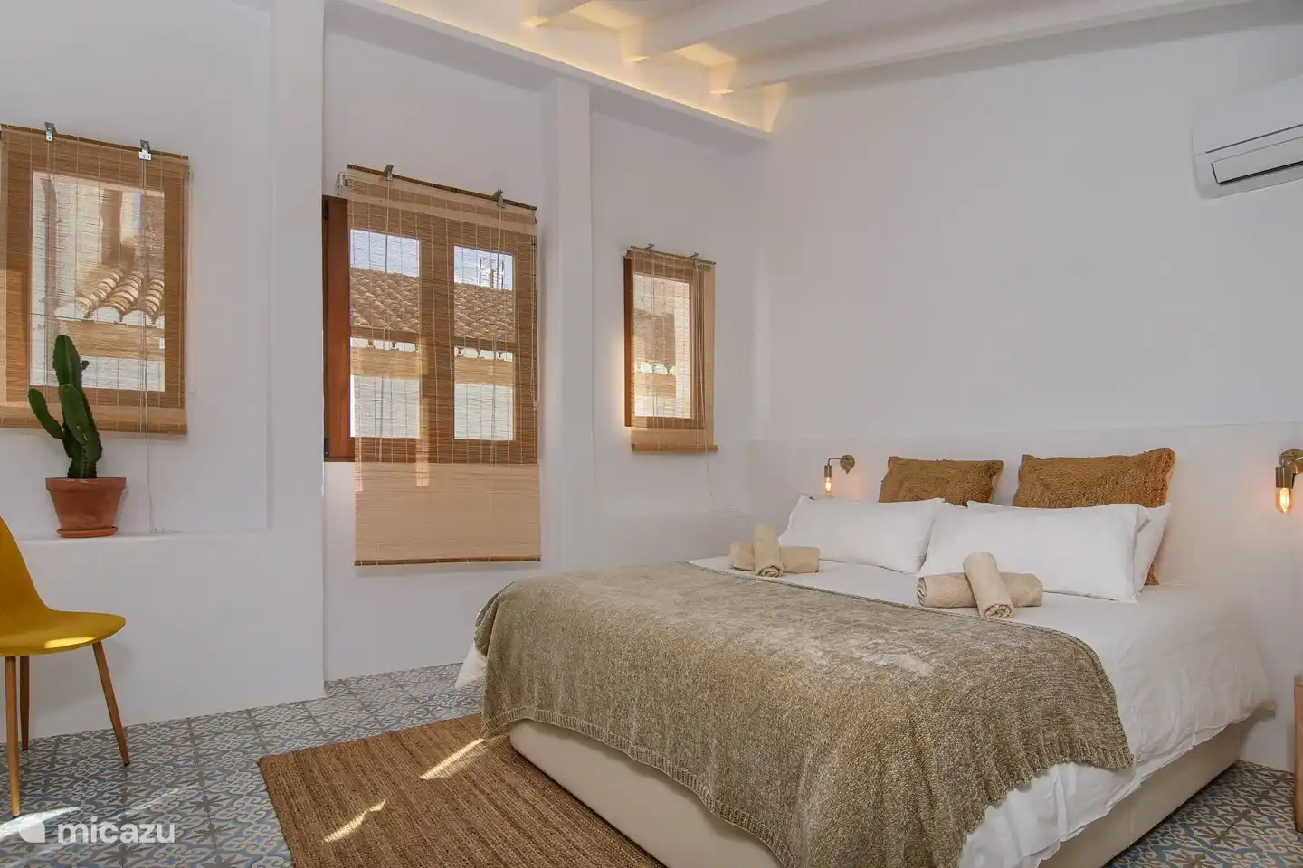 Amplio y luminoso dormitorio 2 con techo alto en el segundo piso. Compuesto por una cama de matrimonio de 2,00m por 160cm. Con aire acondicionado (fr&#237;o/calor).