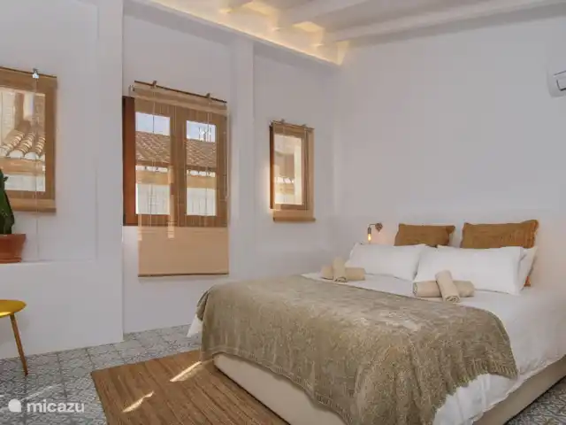 Casa En Grenyo huren in Spanje, Costa Blanca, Jávea - stadswoning Ruime en lichte slaapkamer 2 met hoog plafond op de tweede verdieping. Bestaande uit een tweepersoonsbed van 2.00m bij 160cm. Met airconditioning (warmte/koude).