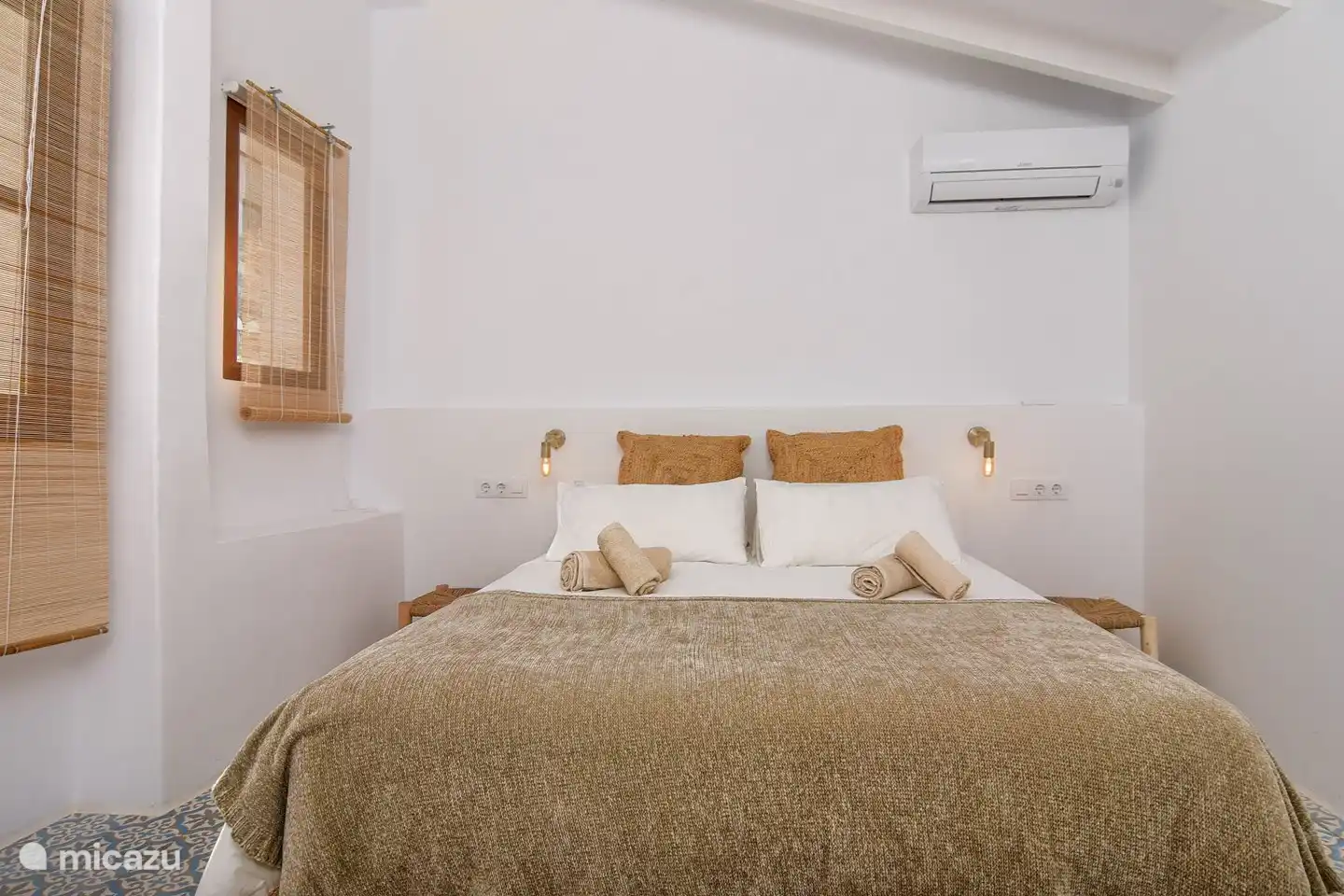 Amplio y luminoso dormitorio 2 con techo alto en el segundo piso. Compuesto por una cama de matrimonio de 2,00m por 160cm. Con aire acondicionado (fr&#237;o/calor).