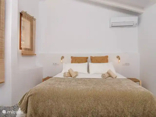Casa En Grenyo huren in Spanje, Costa Blanca, Jávea - stadswoning Ruime en lichte slaapkamer 2 met hoog plafond op de tweede verdieping. Bestaande uit een tweepersoonsbed van 2.00m bij 160cm. Met airconditioning (warmte/koude).