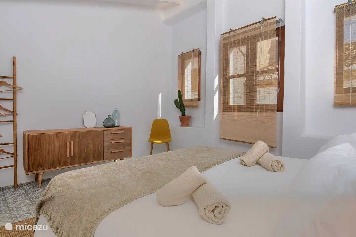 Amplio y luminoso dormitorio 2 con techo alto en el segundo piso. Compuesto por una cama de matrimonio de 2,00m por 160cm. Con aire acondicionado (fr&#237;o/calor).