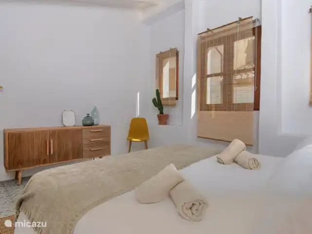 Casa En Grenyo huren in Spanje, Costa Blanca, Jávea - stadswoning Ruime en lichte slaapkamer 2 met hoog plafond op de tweede verdieping. Bestaande uit een tweepersoonsbed van 2.00m bij 160cm. Met airconditioning (warmte/koude).