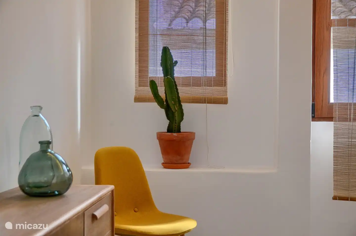 Amplio y luminoso dormitorio 2 con techo alto en el segundo piso. Compuesto por una cama de matrimonio de 2,00m por 160cm. Con aire acondicionado (fr&#237;o/calor).